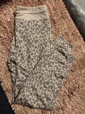 Jessica Simpson White and Gray Leopard Cropped Leggings